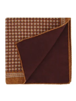 The Nines Pochette Costume|Pochette Costume*Pochette de costume en soie orange à motifs carrés bordeaux